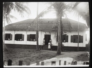 1. High School Gebäude gegen das Boardinghouse