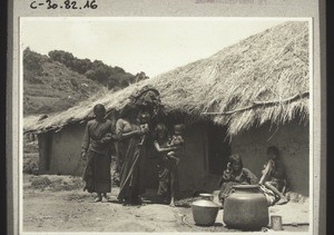 Bauernfamilie vor ihrer Hütte