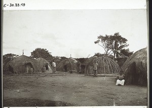 Bauart der Häuser in der Umgegend Nssanabang (Regierungs-Station), 11 Tagreisen im Innern - im N. vom Kamerunberg. (Die Hütten sind von Nss. Leuten in Duala erbaut worden.)