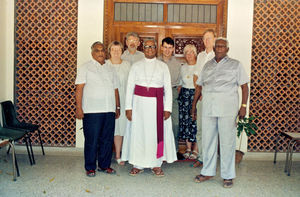 Fra Siloam Pigekostskole.Tirukoilur, Tamil Nadu, Sydindien, 1994. Fra venstre: (NN), Karen Berntsen, Anders Mielke, biskop John Franklin, Jørgen Skov Sørensen, Janne Garder, Johannes Nissen og (NN)