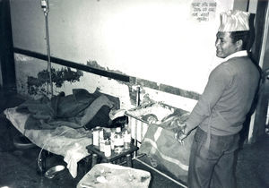 UMN Nepal, Tansen Mission Hospital, 1986. Her ligger der også patienter på gangene. Forældre passer deres børn