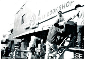 Fra ombygningen af Bahrain Family Bookshop. Facaden gøres færdig af pakistanske arbejdere, 1973