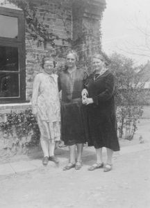 Anna Oline Høgsgaard, født/born Meinertsen; Anna Bøg Madsen; Elise Marie Bahnson. Ca. 1925