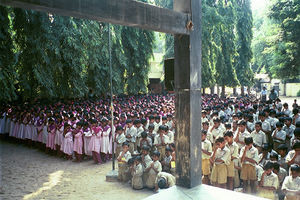 Børn opmarcheret i Danish Mission Secondary School in Nellikuppam, Indien