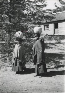 Women of the Bathéphu (or AmaTembu) ethnic group