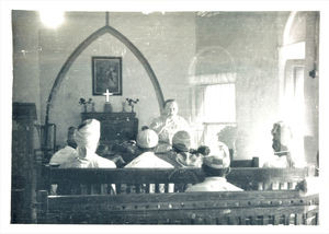 Fru Borch Jensen med søndagsskolen i kirkesalen i AdenMrs. Borch Jensen with the Sunday school in the chapel of Aden