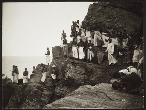 Hindu auf dem Saami Rock bei Trincomalee, links der Brahmine