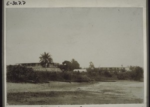 Miss.-Station Bonaberi (Kamerun). Mittelschule; Cysternen; Faktorei; Missionshaus