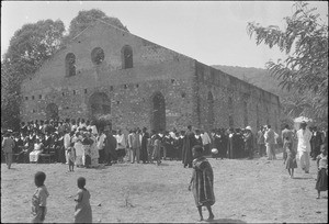 Ordination of Osseyi : A crowd gathered in front of a church