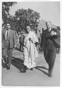 Nordindien, Malda distrikt. Udenfor Nimasarai Kirke, 23. januar 1953. Fra venstre: Distrikt Magistrat, Vernon S. C. Bonarjee - Guvernør af West Bengal, H. C. Mookerjee - pastor H. P. H. Kampp