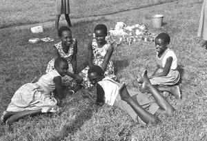 Tanganyika (fra 1964 Tanzania). Fra Kashasha Pigekostskole, Bukoba. Store skolepiger hygger sig sammen. DMS missionær Gudrun Larsen var lærer på skolen, 1950-58. (Anvendt i: Derude fra 1961)