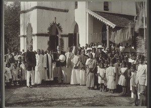 Dir. Hartenstein m. d. Gemeinde i. Kannanur (Brit. Indien)