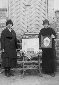 Ellen Nielsen (at the right) with the honours certificate and Astrid Poulsen