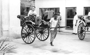 Assam, Nordindien. Den norske missionær, Per Kjølberg, i rickshaw, 1948