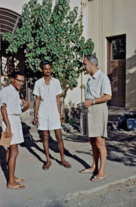 Missionær og pastor Richard Madsen i samtale med to medarbejdere ved Missionærboligen Hebron i Crater, Aden