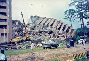 Filippinerne. Hotel Hayatt. Dette foto viser et stort hotel, der totalt blev ødelagt under Luzon-jordskælvet, 16.7.1990 i Baguio City. Mange mennesker blev knust i betonbrokkerne fra hotellet. I dag er grunden totalt ryddet. Den Lutherske Præsteskole var nabo til hotellet