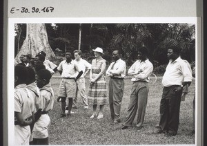 Manyemen. Listeners outside the circle