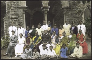 Eine Hochzeitsfamilie vor d. schönen Kirche Bombay