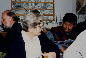 Fra Demokratikonference i Danmark, 1995. Pastor Kamini Kanto Roy, BLC, Bangladesh (th), mødes med Else Høilund, tidl. lægemissionær i NELC, Nordindien