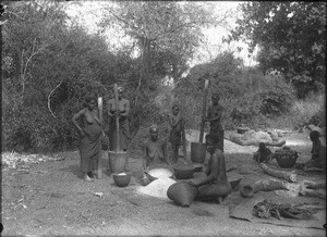 Women pounding maize, Makulane, Mozambique, ca. 1901-1907