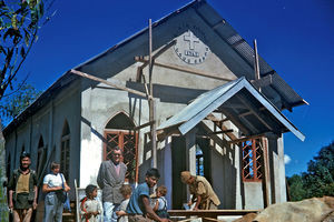 Fra Mirik i Darjeeling distrikt, hvor der bygges en ny kirke i 1962. (Mirik er beskrevet som et specielt feriested i bjergene, med sin egen charme, ligger 49 km fra Darjeeling og har udsigt til de sneklædte Kanchenjungha bjerge)