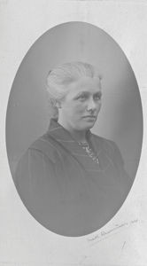 Marie Olesen f. Thomsen 12.04.1885 i Vidstrup. Udrejst til Kina: 1924. Gift med Ole Peter Svenning Olesen, Fengcheng. Død 11.11.1926 i Dandong