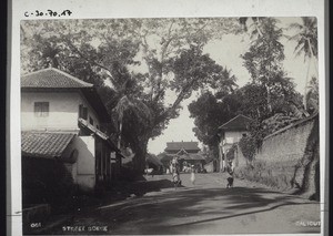 "Strasse in Kalikut (Indien) im Hintergrund ein Tempel."