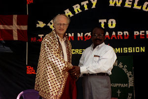 Headmaster Danisl Jeyakumar hands over a gift to Deputy General Secretary Jørgen Nørgaard Peder