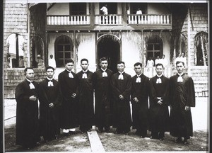 Die zweite Gruppe von Dajakmissionaren nach ihrer Ordination in Mandomai Nov. 1937