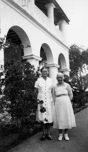 Lægerne Kistine Carlsen og Sofie Mathews ved Tirukoilur hospital 1949