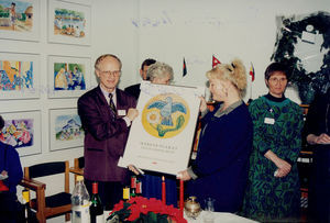 Reception 9.12.1994. Ellen Christensen is handing over a poster gift for General Secretary Jørg