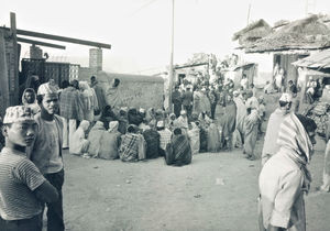 UMN Nepal, Tansen Mission Hospital, 1986. Klokken er 6 om morgenen, og de første patienter venter allerede på, at ambulatoriet åbner