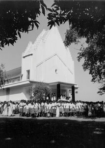 Nordindien, West Bengal. Narainpur Kirke, indviet 1971. Børn fra Narainpur Kostskole, klar til andagt i kirken, 1983 (Den første kirke i Narainpur var grundlagt i slutningen af 1920erne af missionær H. P. H. Kampp)