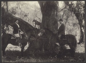 Im Urwald von S. Ana. Links: Sohn von Luis Grunauer (Schweizer Konsul). Rechts: Mein Schwiegervater Carlos M. Alurralde