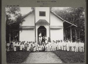 Missionar Fr. Schmid & Frau mit Kirchgängern vor der Kirche in Kuala Kuron