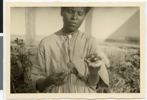 Wife of Waßmann's cook spinning, Ayra, Ethiopia, ca.1951-1952