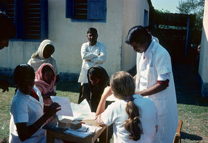 Diasserie 1980-85: "Der er håb for de spedalske", Nr. 27 - Til hospitalet hører også en række klinikker, som ligger rundt omkring i distriktet. Sygeplejersker og andre medarbejdere tager på bestemte dage ud til disse klinikker, hvor patienter kommer for at hente deres medicin. Her finder man også sommetider nye tilfælde, og er der meget dårlige patienter, bliver de taget med ind til hospitalet