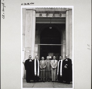 Links: Miss. Maier, rechts: Miss. E. Itten. Mitte: Die Kirchenältesten v. Saikung-Hongkong