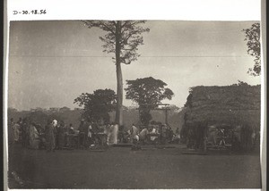 Galgen auf dem Marktplatz in Kumase. Von der Front gesehen