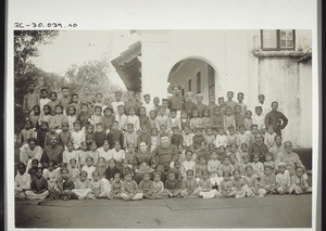 Miss. Brasche u. Frau mit Lehrern u. Tagschülern der Anstalt in Udapi. Indien