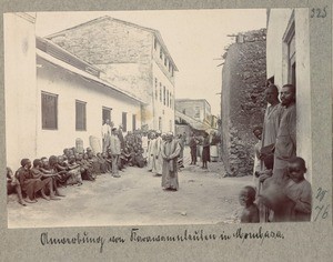 Recruitment of caravan people in Mombasa, Mombasa, Kenya, ca.1900-1914