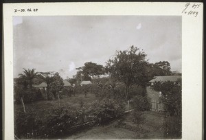 Aussicht vom alten Missionshause in Kumase auf die Kapelle