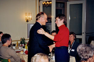 Landsmødet 1999 på Nyborg Strand. Rita Nielsen lykønsker Jørgen Nørgaard Pedersen med sammenlægningen af DMS og Santalmissionen