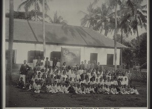 Basel Mission girls' school in Kasergod 1913, with the Dürrs