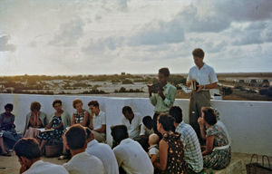 Pastor Verner Tranholm-Mikkelsen holder bibeltime for missionærgruppen på taget af huset i Khormaksar. Alle missionærer var evakueret fra Crater under de sidste måneder af kolonimagtens tilstedeværelse. 1966. De sidste missionærer blev evakueret i juli 1967