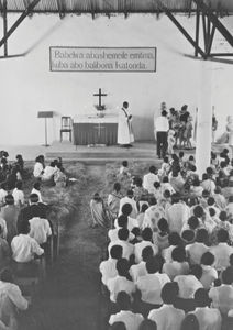 Kagera Region, Tanganyika (fra 1964 Tanzania). Fra afskedsgudstjenesten for lægemissionærer Knud Balslev og Rolf Brodersen med ægtefæller, Ndolage Kirke, 1961. (Grethe og Knud Balslev var udsendt, 1948-61. Grethe og Rolf Brodersen var udsendt, 1954-61)