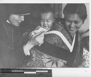 Maryknoll sister playing with baby at Fushun, China, 1938