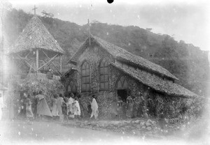 People in front of the church of Nkoaranga, Tanzania, ca.1902-1920