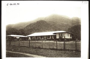 Missionshaus in Nyasoso mit Kupeberg im Hintergrund mehr von rechts gesehen