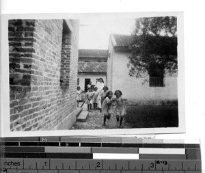 Maryknoll Sister with first communicants at Guilin, China, 1948